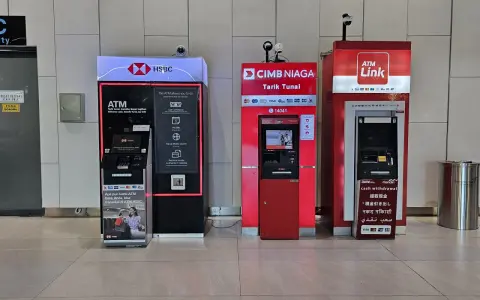 Cztery bankomaty: HSBC, CIMB NIAGA, ATM Link i jeden nieznany. Wszędzie można wypłacić walutę na bali.