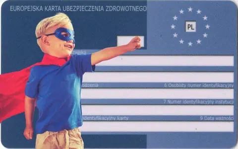 Mały superbohater z czerwoną peleryną i niebieską maską symbolizuje ubezpieczenie turystyczne dla dziecka. Europejska Karta Ubezpieczenia Zdrowotnego zapewnia bezpieczeństwo.