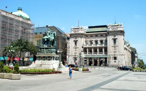 Pomnik księcia Michała na placu w centrum Belgradu, stolicy Serbii. W tle Teatr Narodowy i budynek w remoncie.