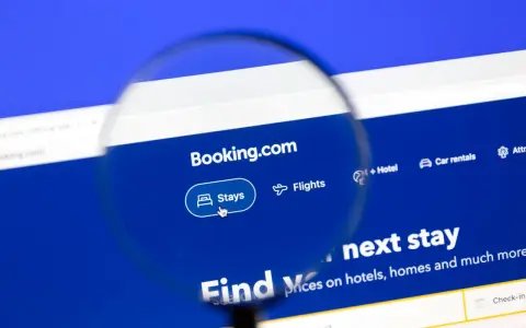 Szukaj najlepszych zniżek na booking.com, aby znaleźć idealny nocleg. Powiększenie ukazuje stronę główną serwisu z opcjami rezerwacji.
