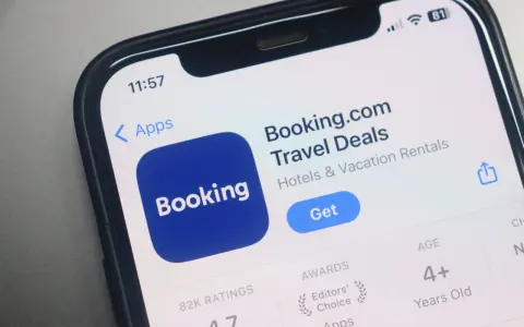 Aplikacja Booking.com na telefonie. Idealna do znalezienia noclegu lub jako pomysł na prezent – booking karta podarunkowa czeka na odkrycie!