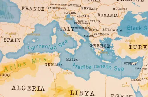 Mapa Europy i Afryki Północnej. Kreta leży nad Morzem Śródziemnym, pomiędzy Grecją a Libią.