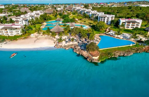 Rajskie wczasy na Zanzibarze. Widok na luksusowy resort z basenami i plażą. Idealne miejsce na wakacje, o czym świadczą liczne pozytywne opinie.