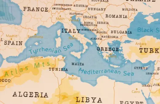 Mapa Europy i Afryki Północnej. Kreta leży nad Morzem Śródziemnym, pomiędzy Grecją a Libią.