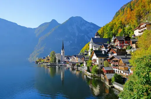 Hallstatt, z czego słynie Austria: malownicze miasteczko nad jeziorem, góry i jesienne kolory.