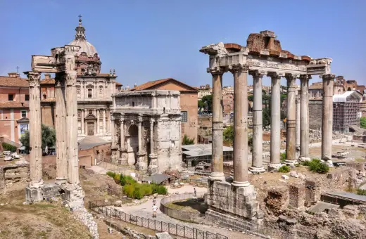 Starożytne ruiny Forum Romanum, łuk triumfalny i kopuła kościoła – to tylko niektóre ciekawostki o Rzymie, które można podziwiać na tym zdjęciu.