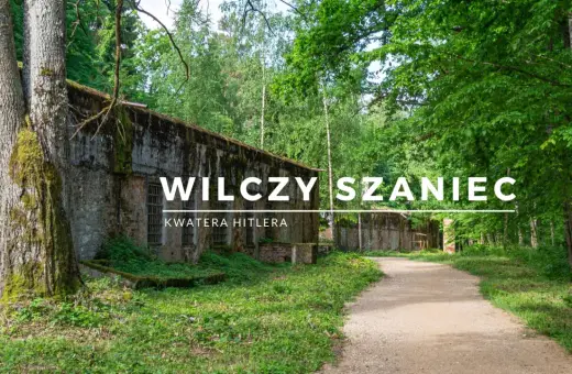 Wilczy Szaniec, historyczna kwatera Hitlera, otoczona zielenią. Wiele osób odwiedza to miejsce, by poznać jego historię.