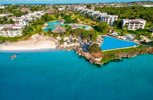 Rajskie wczasy na Zanzibarze. Widok na luksusowy resort z basenami i plażą. Idealne miejsce na wakacje, o czym świadczą liczne pozytywne opinie.