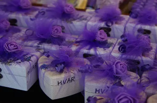 Urocze pudełka z lawendą i napisem "Hvar" - idealne pamiątki, by poczuć klimat Chorwacji. Co przywieźć z Chorwacji? Takie drobiazgi!