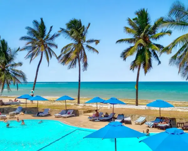 Rajski wypoczynek na plaży Diani. Błękitny basen, palmy i ocean. Idealne miejsce na relaks.