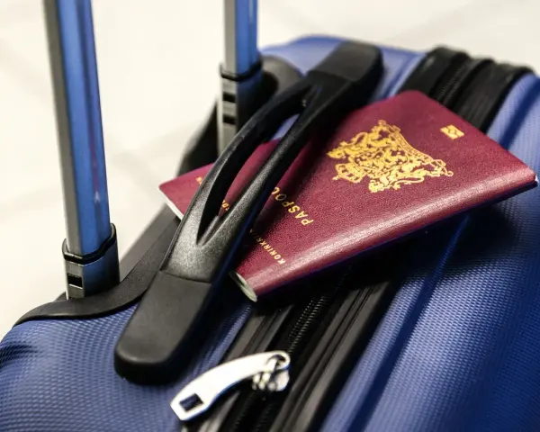 Gotowy do podróży z Pegasus Airlines? Bagaż i paszport czekają na przygodę.