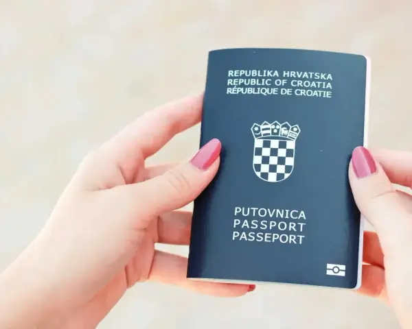 Dłonie trzymają chorwacki paszport. Czy do Chorwacji potrzebny jest paszport? Tak, jeśli nie jesteś obywatelem UE.