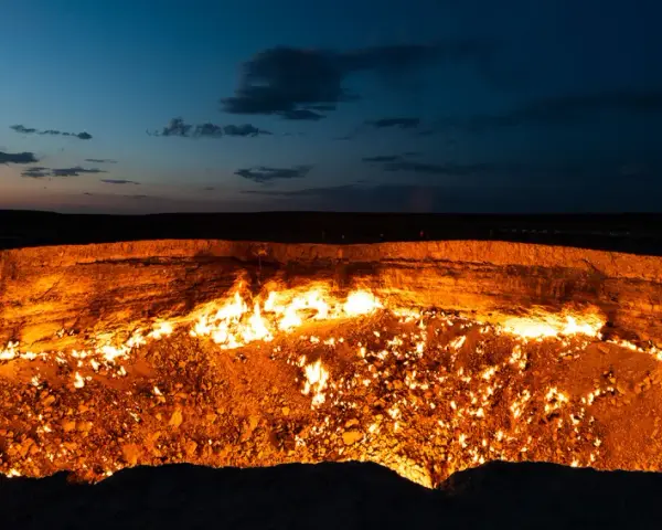 Płonące wrota piekieł w Turkmenistanie, krater Darwaza, nocą.