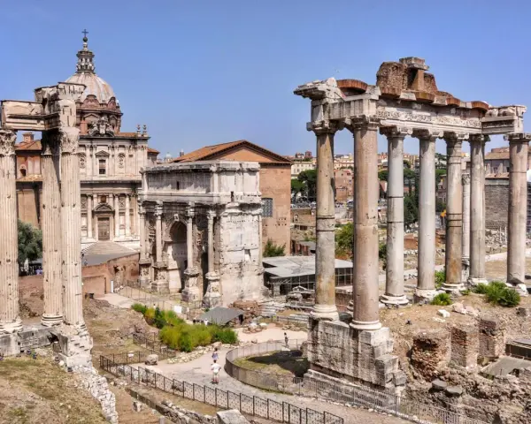Starożytne ruiny Forum Romanum, łuk triumfalny i kopuła kościoła – to tylko niektóre ciekawostki o Rzymie, które można podziwiać na tym zdjęciu.