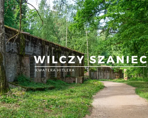 Wilczy Szaniec, historyczna kwatera Hitlera, otoczona zielenią. Wiele osób odwiedza to miejsce, by poznać jego historię.