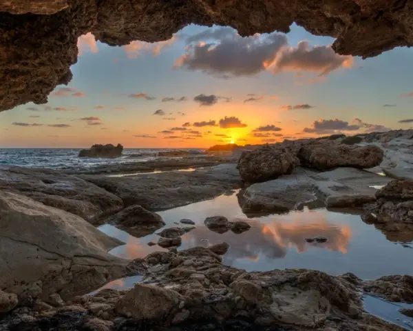 Ile trwa lot z Warszawy na Cypr? Sprawdź czas do Larnaki i Pafos.