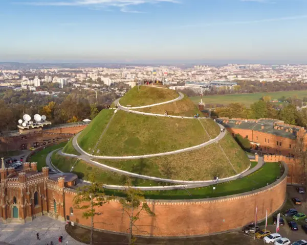 Kopiec Kościuszki w Krakowie, z krętymi ścieżkami i widokiem na miasto. To miejsce pełne ciekawostki o Krakowie, które warto odkryć.