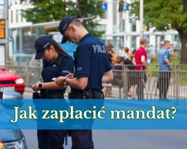 Dwóch policjantów w mundurach rozmawia, jeden z nich spisuje coś na kartce. W tle widać ludzi i budynki. Pytanie brzmi: "Jak zapłacić mandat?".