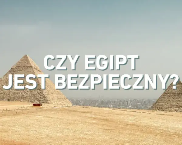 Piramidy w Gizie na tle miasta. Napis na zdjęciu: "Czy Egipt jest bezpieczny?".