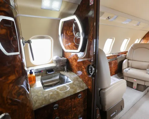 Ile kosztuje prywatny samolot? Przewodnik po cenach i Empty Legs