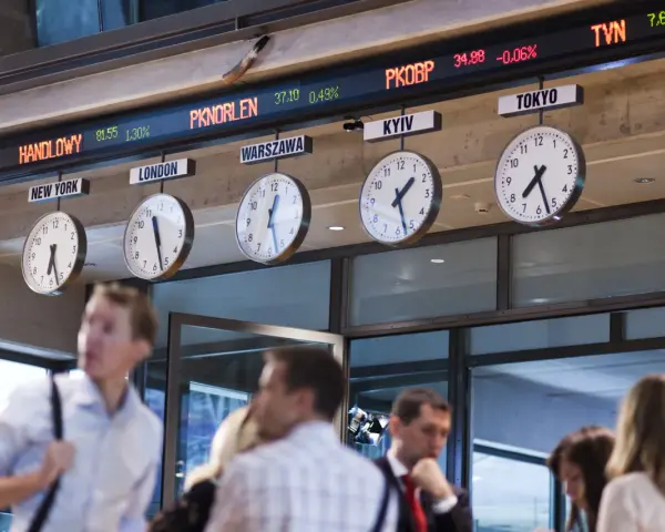 Zarobki stewardessy LOT: Od 4500 do 12000 zł? Pełna analiza