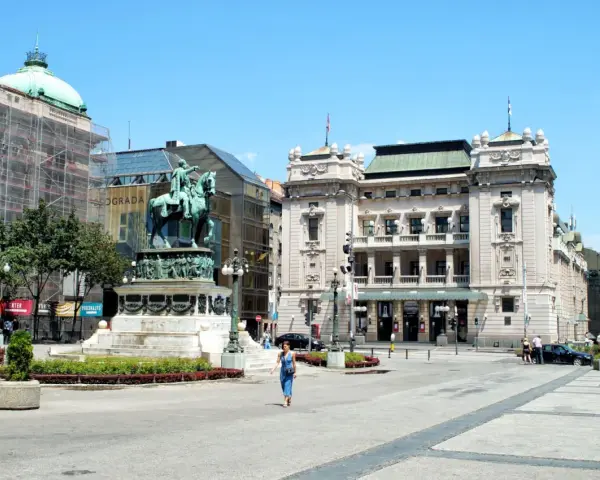 Pomnik księcia Michała na placu w centrum Belgradu, stolicy Serbii. W tle Teatr Narodowy i budynek w remoncie.
