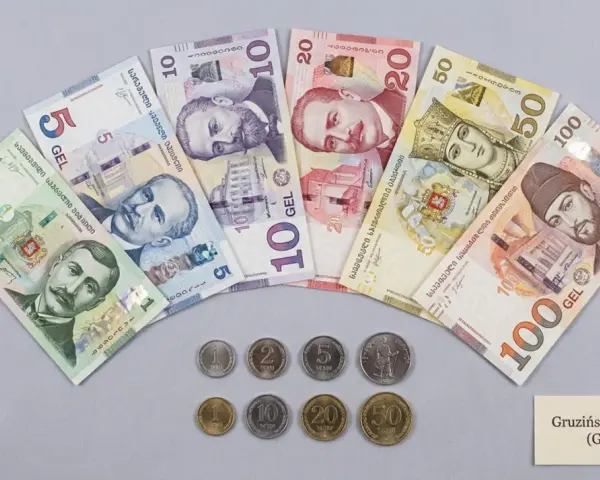 Gruzińska waluta - lari (GEL) i tetri. Banknoty o nominałach 1, 5, 10, 20, 50, 100 GEL i monety.