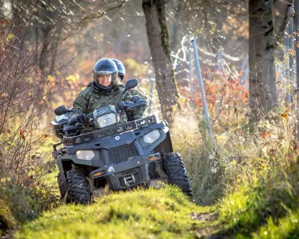 Ile zarabia Straż Graniczna na lotnisku? Pensje i dodatki 2026