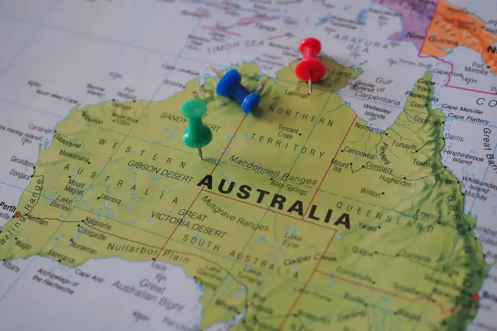 Ciekawostki o Australii: trzy pinezki zaznaczyły na mapie pustynie i pustkowia.