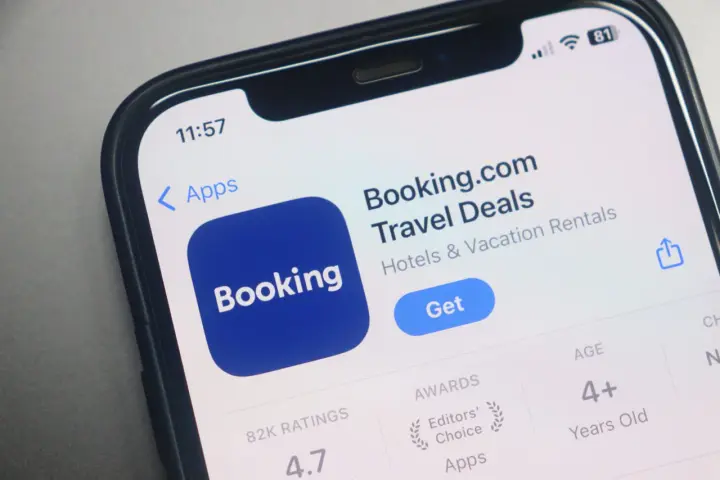 Aplikacja Booking.com na telefonie. Idealna do znalezienia noclegu lub jako pomysł na prezent – booking karta podarunkowa czeka na odkrycie!