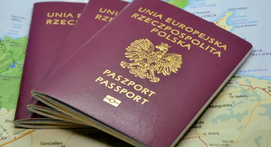Trzy polskie paszporty leżą na mapie. Czy do Anglii potrzebny jest paszport? Tak, jeśli nie jesteś obywatelem UE.