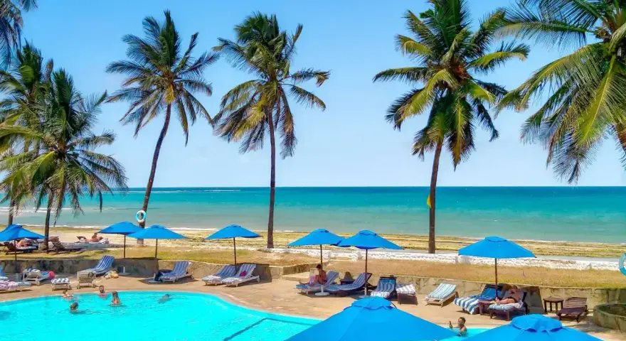 Rajski wypoczynek na plaży Diani. Błękitny basen, palmy i ocean. Idealne miejsce na relaks.