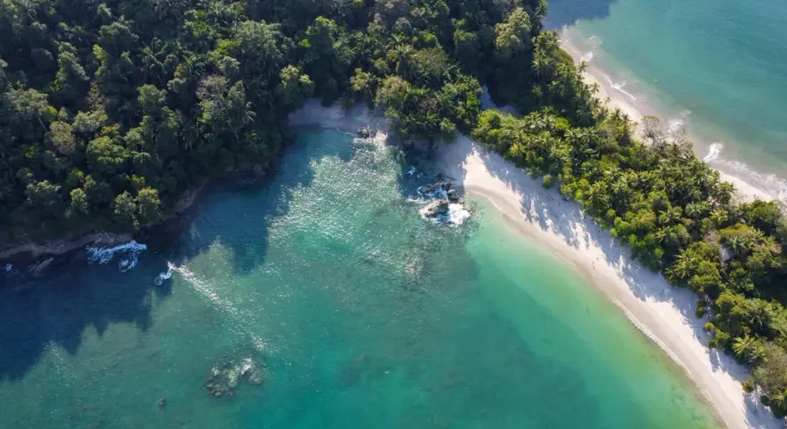 Rajska plaża na Kostaryce, idealne miejsce na wakacje. Turkusowa woda, biały piasek i bujna zieleń.