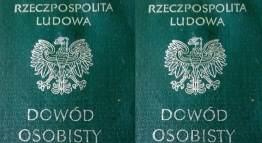 Dwa zielone okładki dowodów osobistych PRL z orłem. Bezterminowy dowód osobisty, dokument tożsamości.