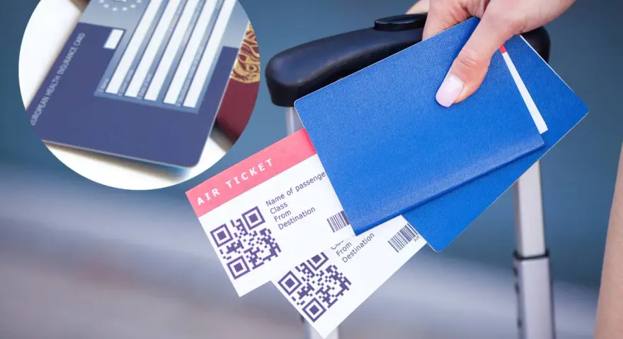 Gotowe do podróży! Paszporty, bilety lotnicze i karta EKUZ dla dziecka w ręku.