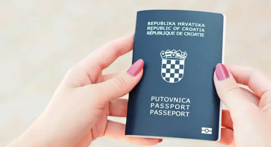 Dłonie trzymają chorwacki paszport. Czy do Chorwacji potrzebny jest paszport? Tak, jeśli nie jesteś obywatelem UE.