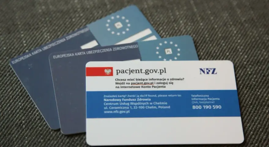 Kilka kart EKUZ i karta pacjenta z informacją o Internetowym Koncie Pacjenta.