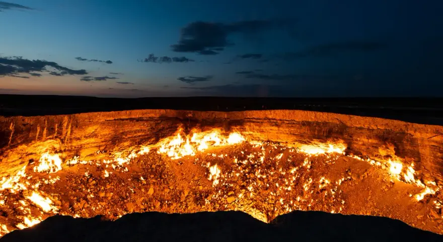 Płonące wrota piekieł w Turkmenistanie, krater Darwaza, nocą.
