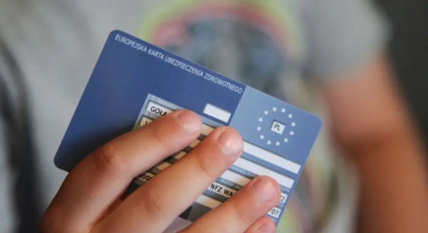 Karta EKUZ daje dostęp do niezbędnej opieki medycznej podczas podróży po Europie.