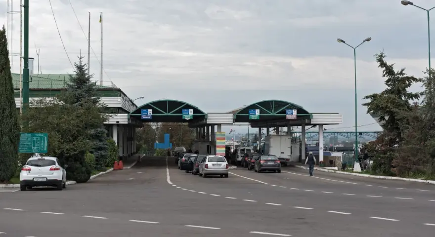 Kolejka samochodów na przejściu granicznym. Zastanawiasz się winieta co to? To opłata za przejazd autostradą.