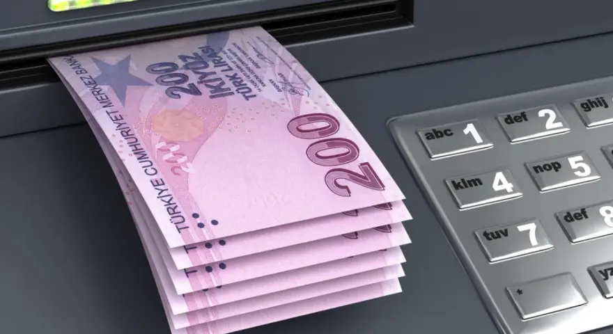 Tureckie banknoty po 200 lir, wychodzące z bankomatu, pokazują, czym płacić w Turcji.