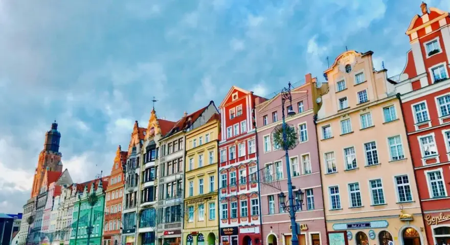 Kolorowe kamienice na Rynku we Wrocławiu, idealne na city break z Wrocławia.