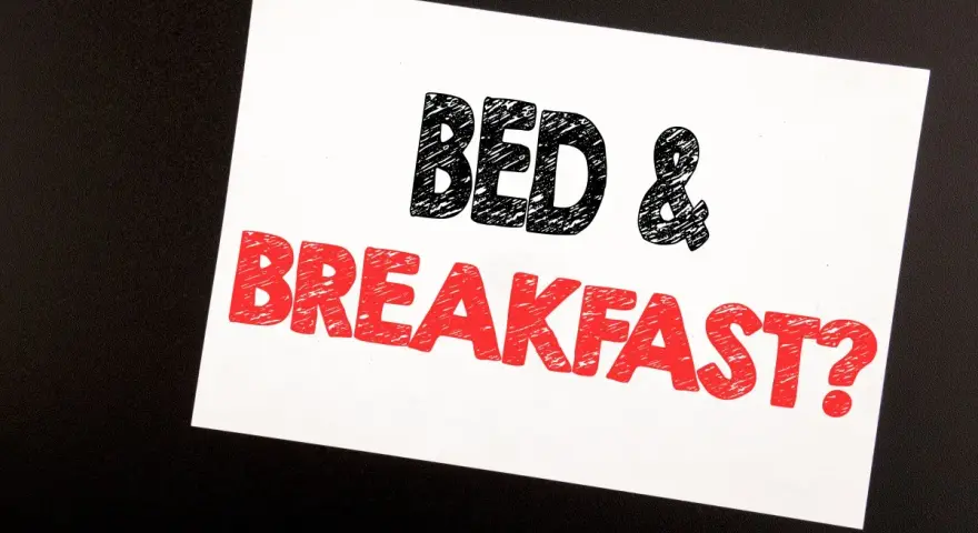 Biała kartka z napisem "BED & BREAKFAST?" w czarnych i czerwonych literach. Czy to tylko nocleg ze śniadaniem, czy może coś więcej, jak half board plus?