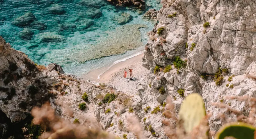 Malownicza plaża w Kalabrii, z turkusową wodą i skalistymi klifami. Idealne miejsce, by poczuć słońce i zapomnieć o wszystkim. Kalabria co zobaczyć? To!