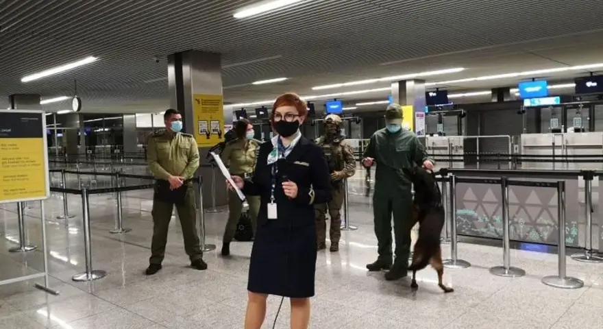 Kto pracuje na lotnisku? Poznaj 15+ zawodów od pilota po sokolnika.