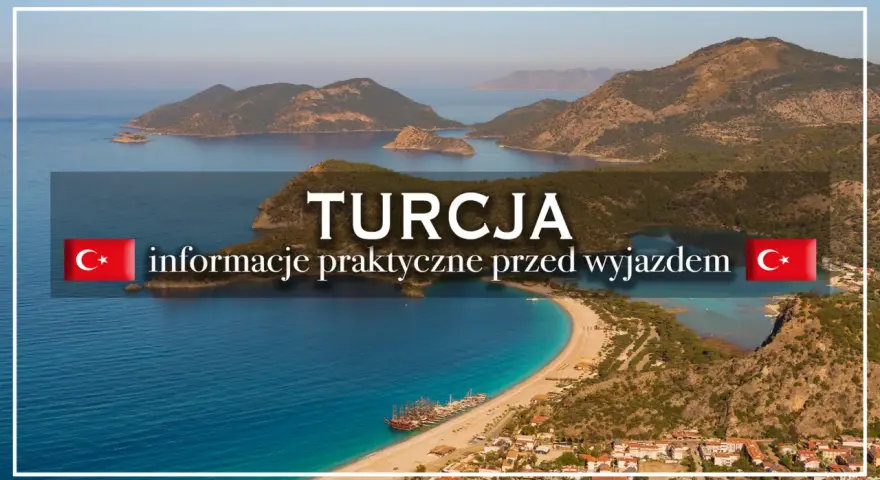Widok na turkusowe morze, góry i plażę z łodziami. Napis "TURCJA informacje praktyczne przed wyjazdem" z flagą. Turcja na dowód.