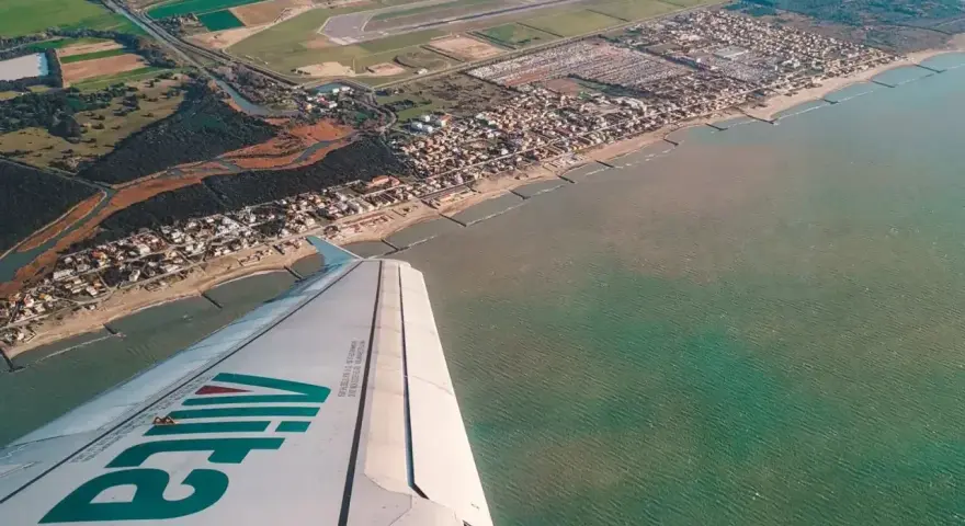Widok z samolotu Alitalia na wybrzeże Włoch. Zastanawiasz się, ile się leci do Włoch?