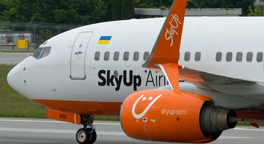 Samolot SkyUp Airlines na płycie lotniska. Czy warto lecieć? Sprawdź opinie!