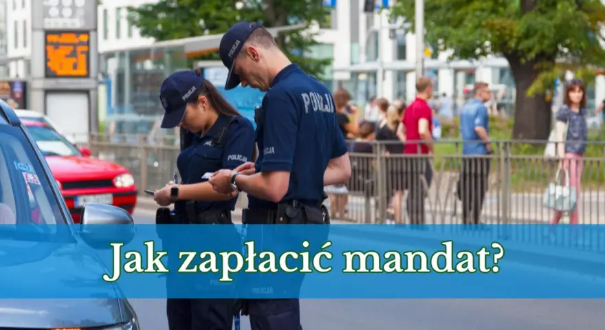 Dwóch policjantów w mundurach rozmawia, jeden z nich spisuje coś na kartce. W tle widać ludzi i budynki. Pytanie brzmi: "Jak zapłacić mandat?".