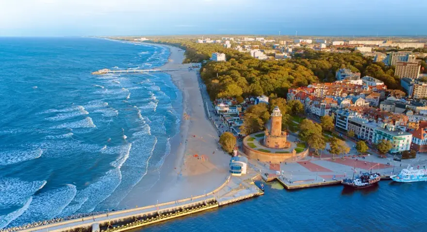 Lotnisko w Kołobrzegu? Sprawdź, jak dolecieć do kurortu!